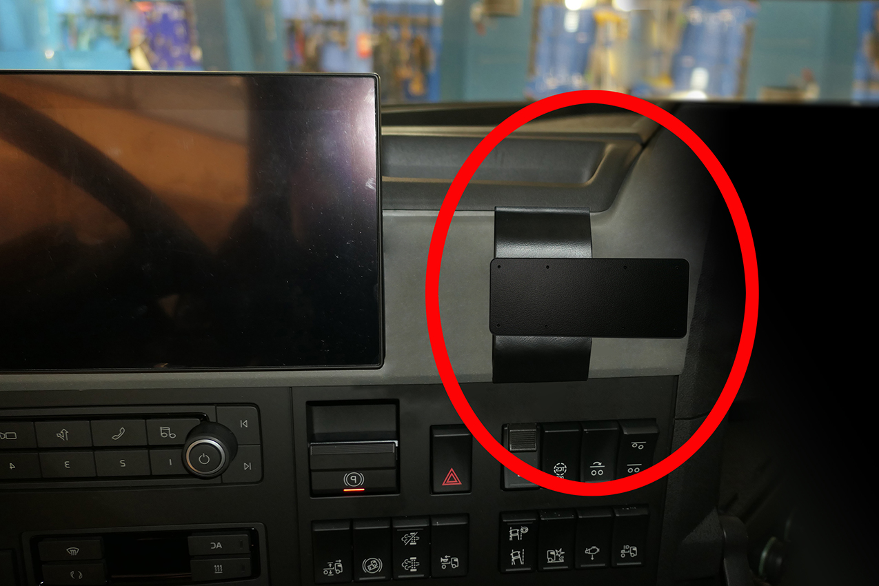 Brodit ProClip pro Volvo FM 21-26 (jen s displejem), na střed, zesílený