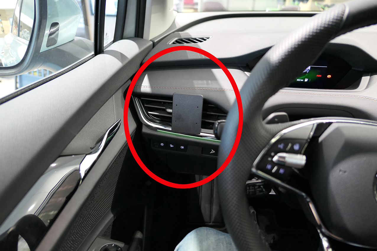 Brodit ProClip montážna konzola pre Škoda Enyaq IV 21-24, vľavo na mriežku ventilácie