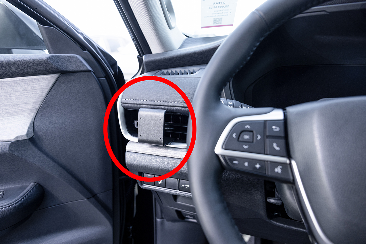 Brodit ProClip pre Toyota Grand Highlander 24-24, vľavo na mriežku ventilácie