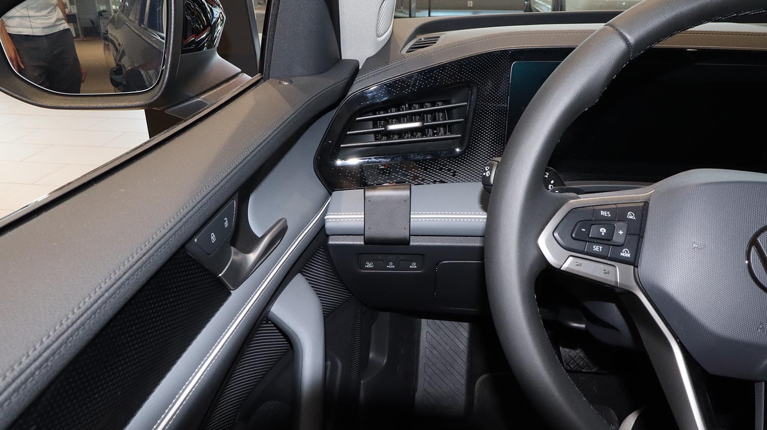 Brodit ProClip montážní konzole pro Volkswagen Passat 24-25, vlevo pod mřížku ventilace
