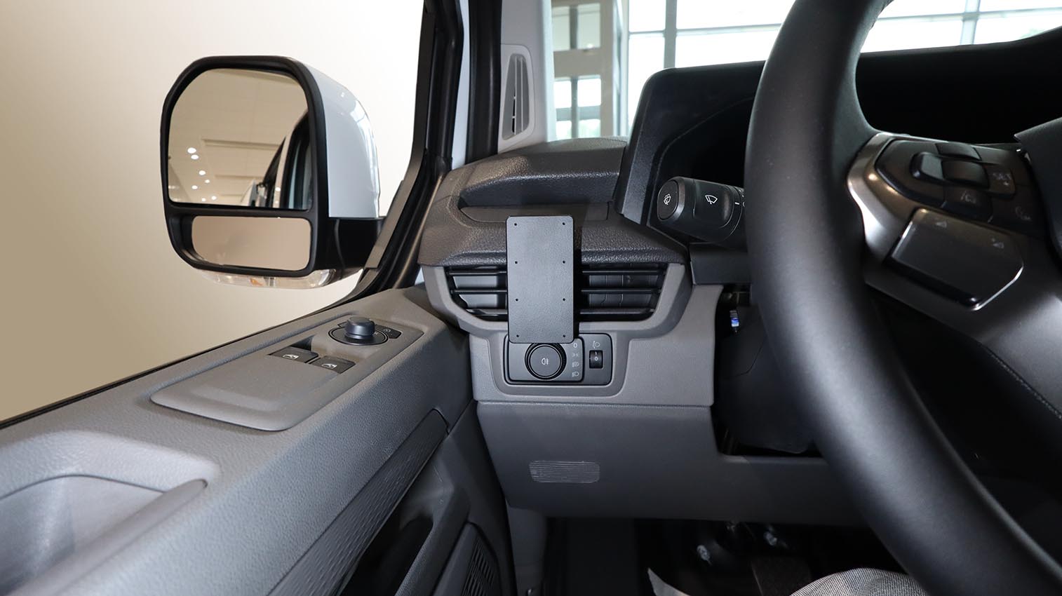 Konzola Brodit ProClip pre Ford Transit Custom 24–26, VW T7 Transporter 25–26, vľavo