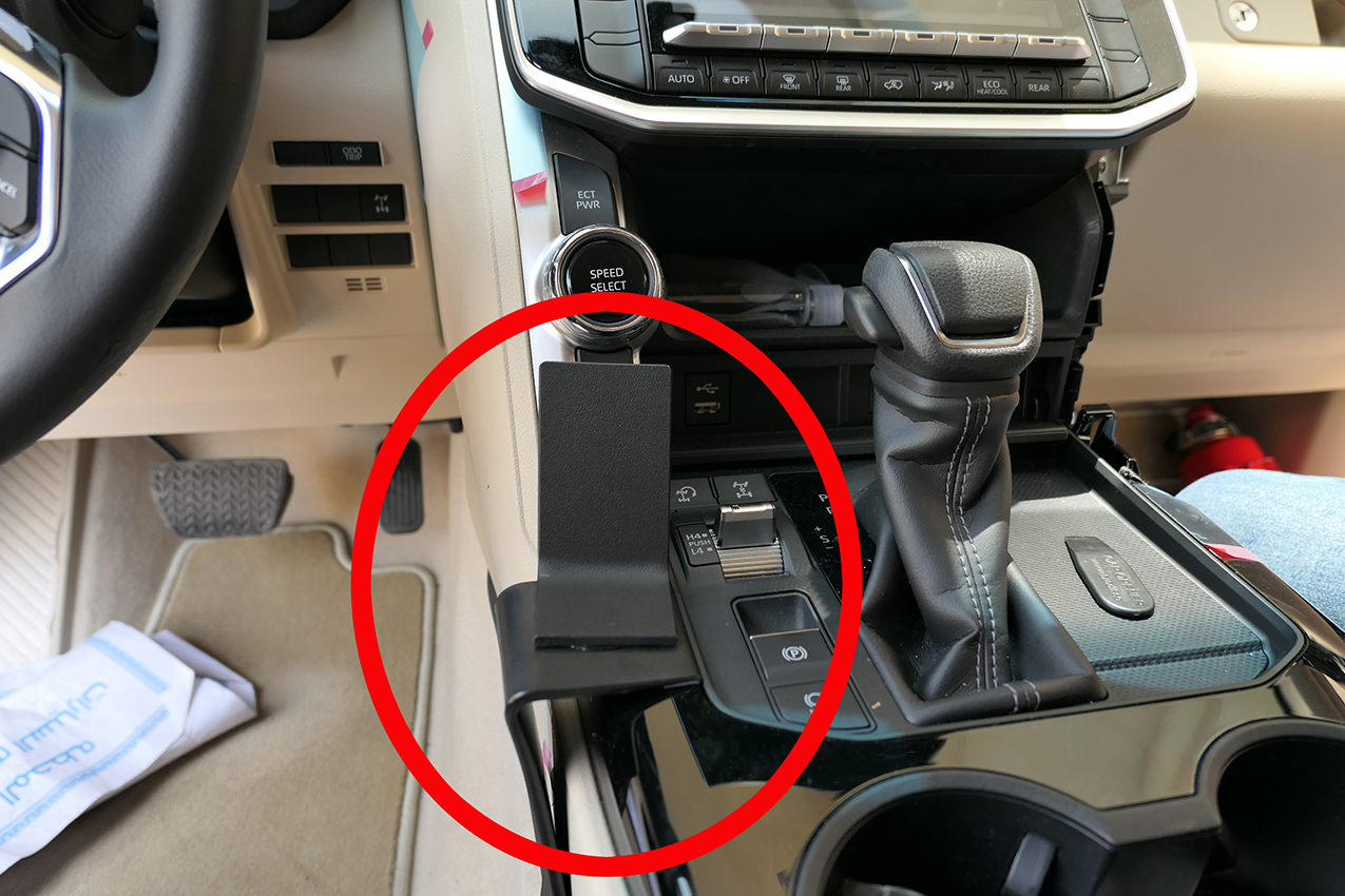Brodit ProClip montážna konzola pre Toyota LandCruiser 300 21-23, na stred vľavo dole