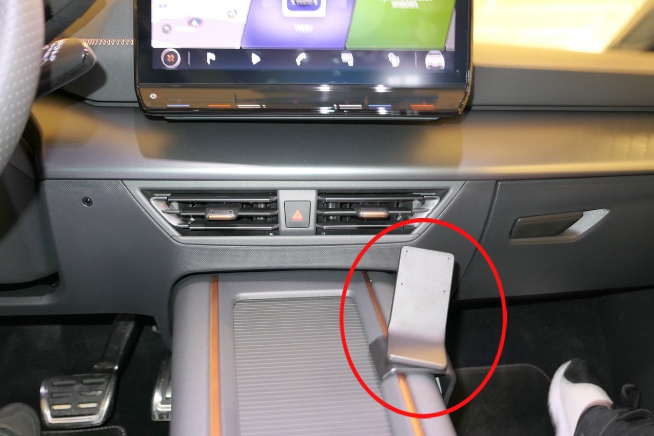 Brodit ProClip montážna konzola pre Seat Born/Cupra Born 22-24, na stred