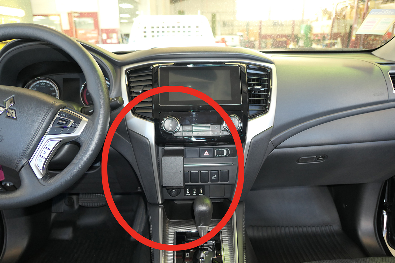 Brodit ProClip montážna konzola pre Mitsubishi L200 20-24 (len automat), na stred