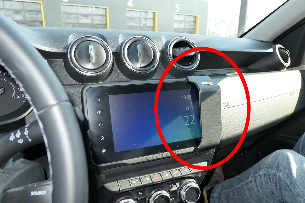 Brodit ProClip montážní konzole pro Dacia Duster 22-23 (jen s displejem), na střed vpravo