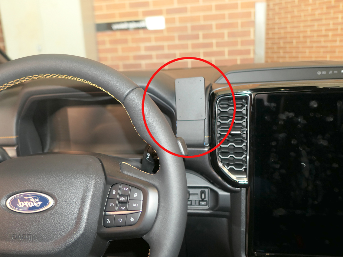 Brodit ProClip Ford Ranger/Ranger Raptor/Ranger Wildtrak 23-24, na střed vlevo
