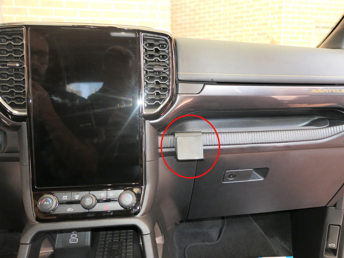 Brodit ProClip Ford Ranger/Ranger Raptor/Ranger Wildtrak 23-24, pro mobil, vpravo ke spolujezdci