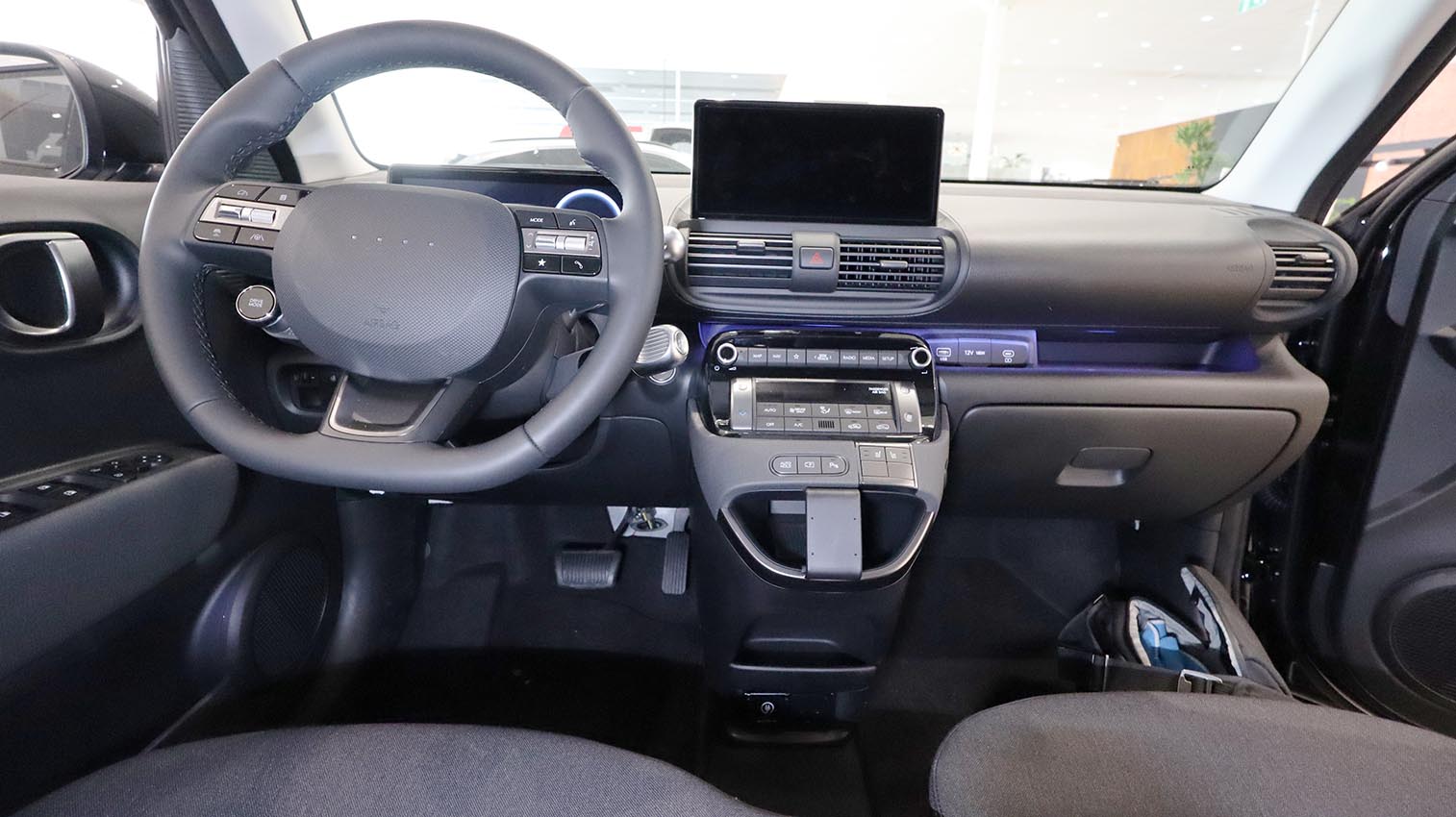 Brodit ProClip Hyundai Inster 25-26, na střed dolů