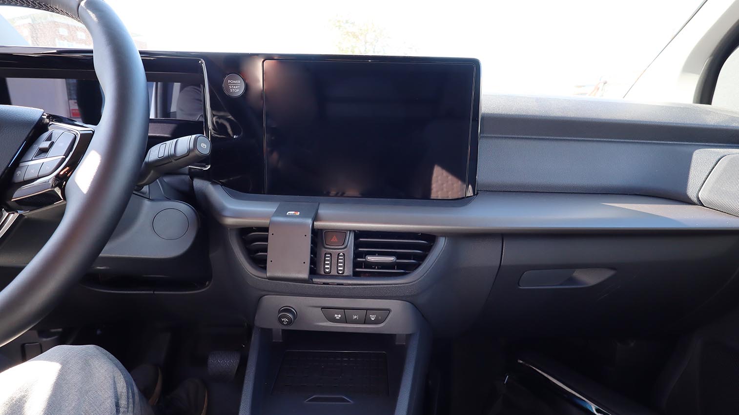 Brodit ProClip Ford Transit Courier 25-26, na stred